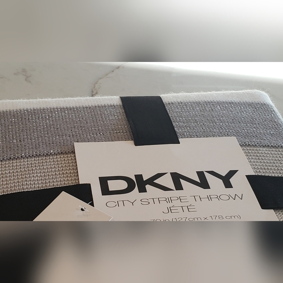 Sparkle DKNY City Stripe Throw NWT Neutral Colors Silver, Gray, Tan, Cream - Picture 10 of 10